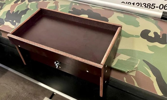 Стол для напитков с крепежами на ликтрос