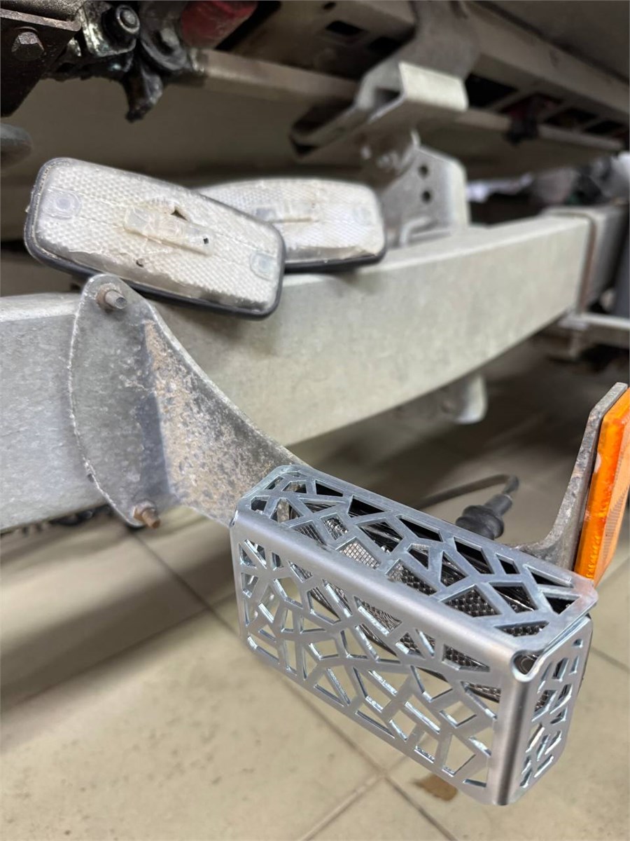 Защита габаритных фонарей прицепа Практик Про 2