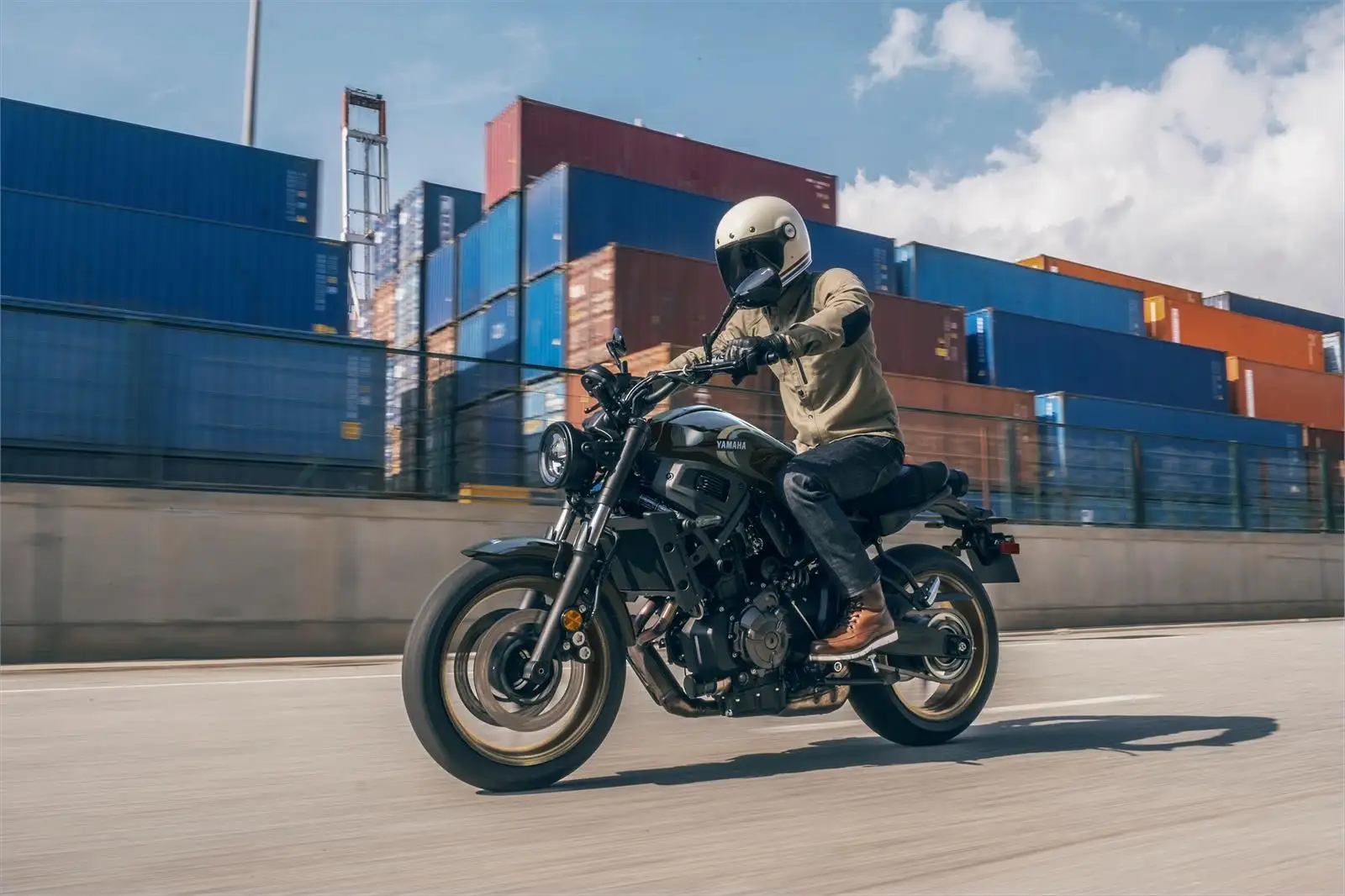 Мотоцикл YAMAHA XSR700 1