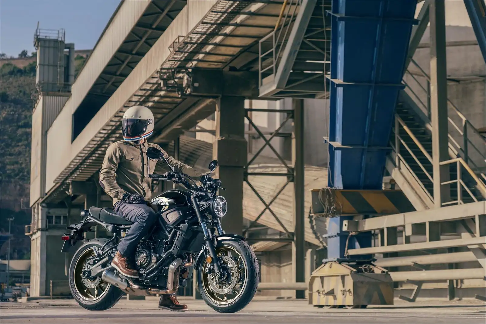 Мотоцикл YAMAHA XSR700 4